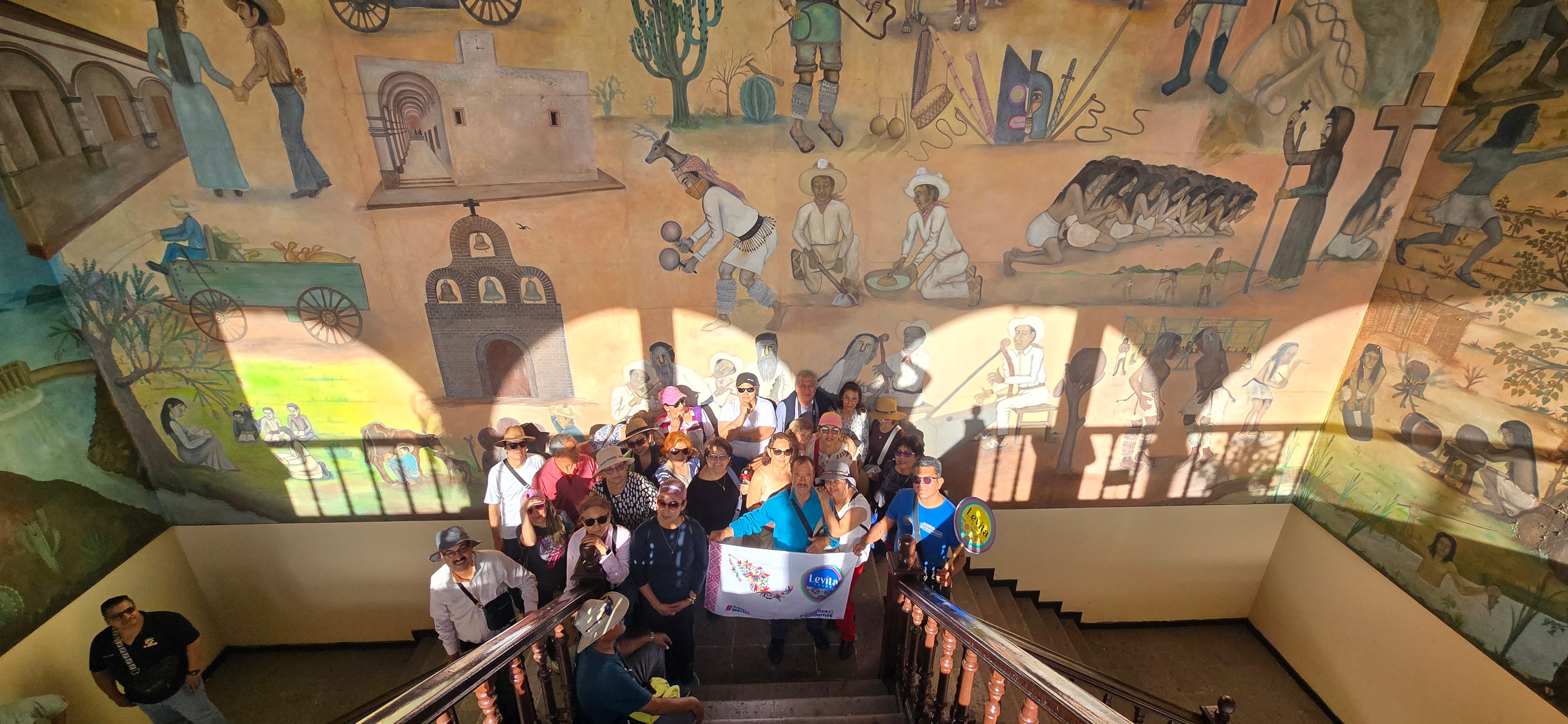 Grupo frente al mural histórico - El Fuerte Pueblo Mágico