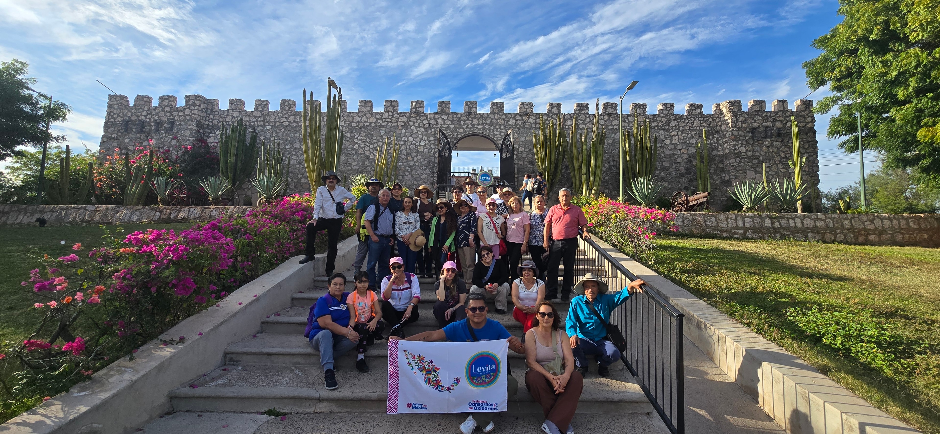 Grupo en la fortaleza con jardines - Tour VIP