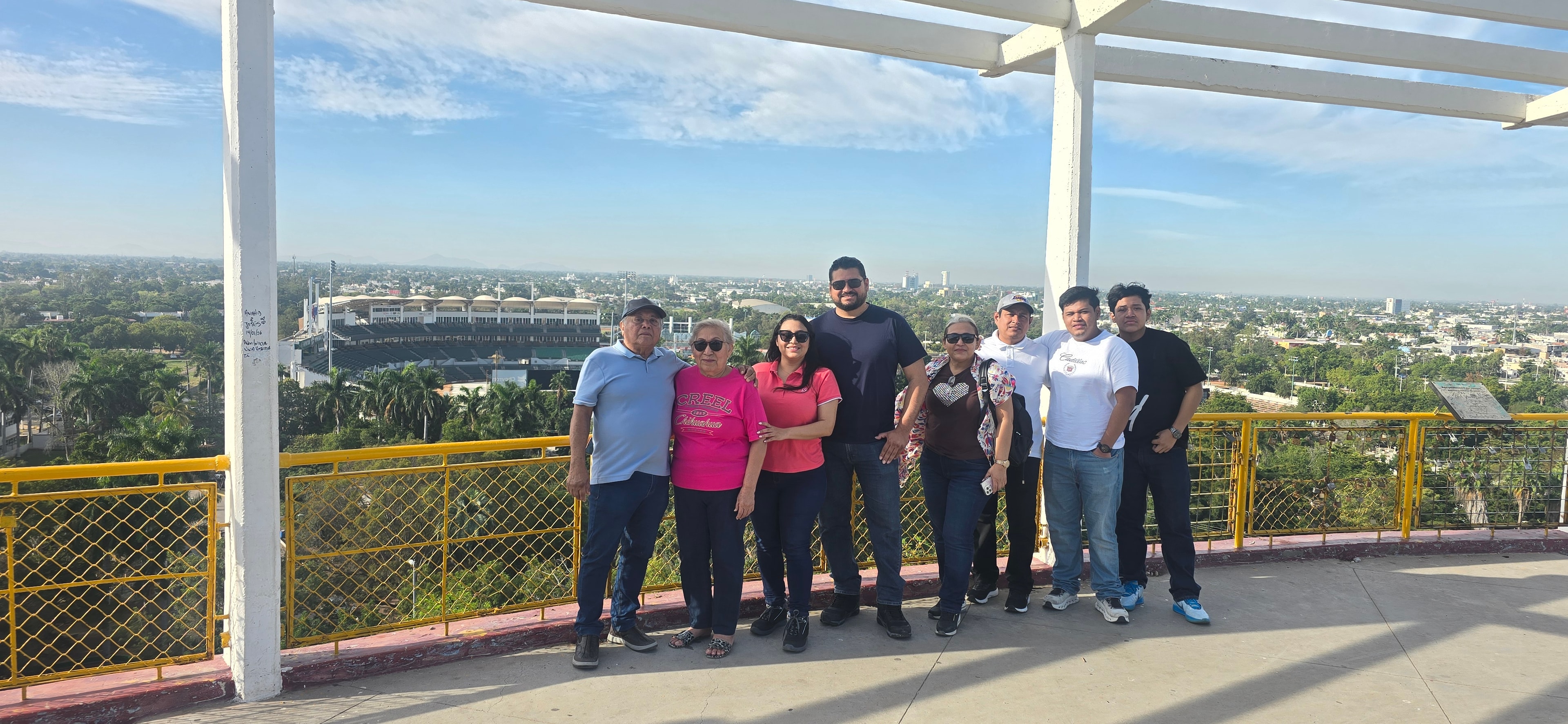 Grupo en el mirador con vista panorámica de Los Mochis