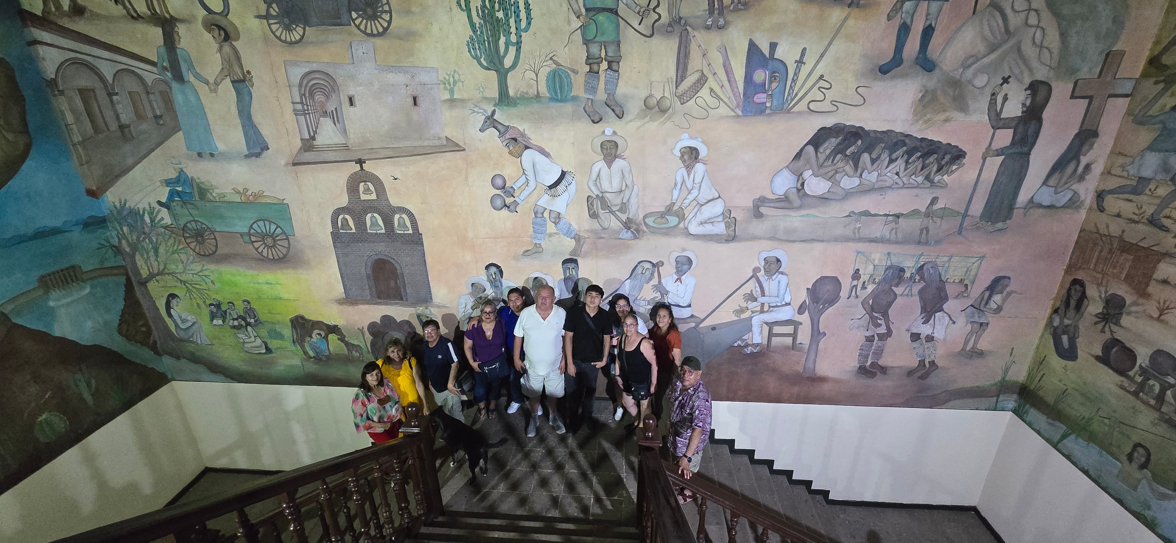 Grupo frente al mural histórico del Palacio Municipal - El Fuerte