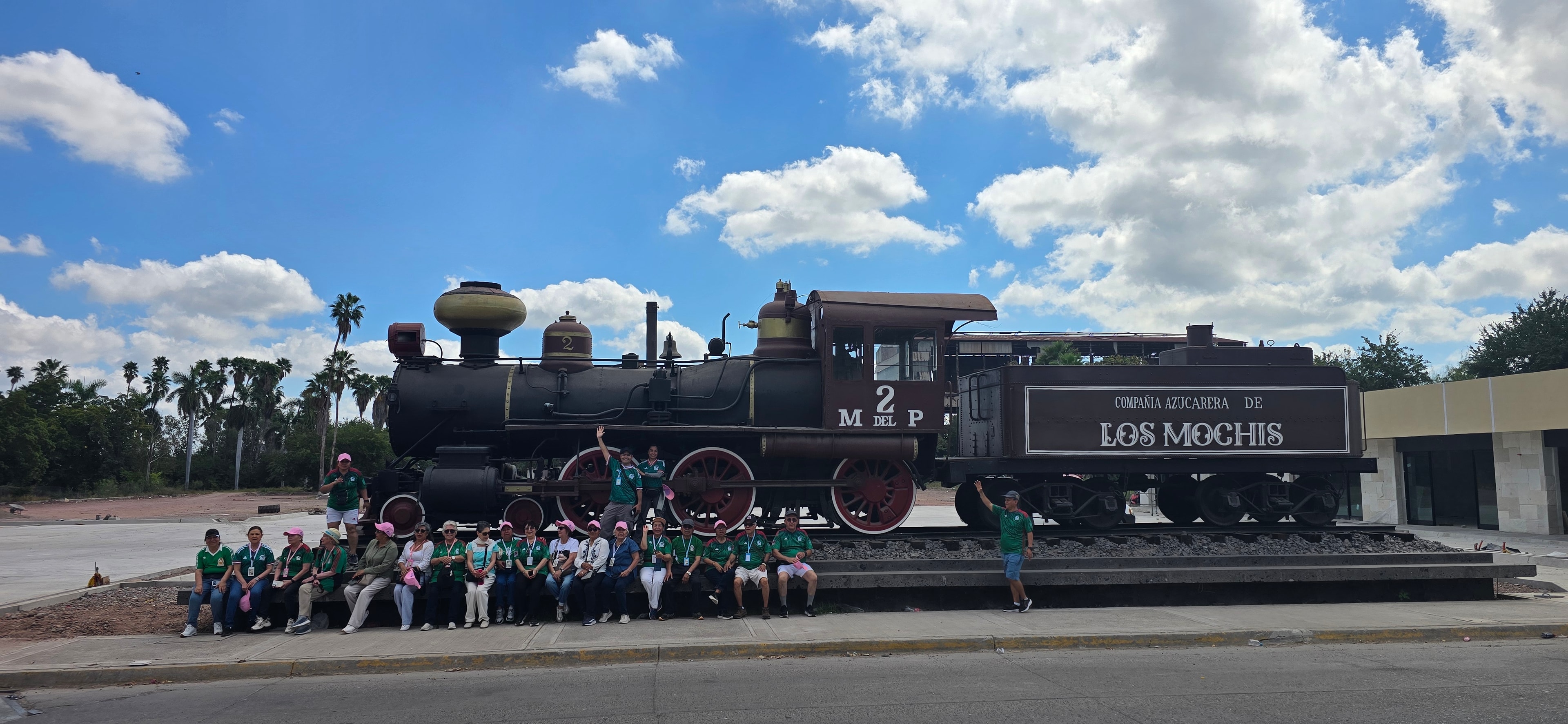 Grupo con la locomotora histórica Compañía Azucarera de Los Mochis