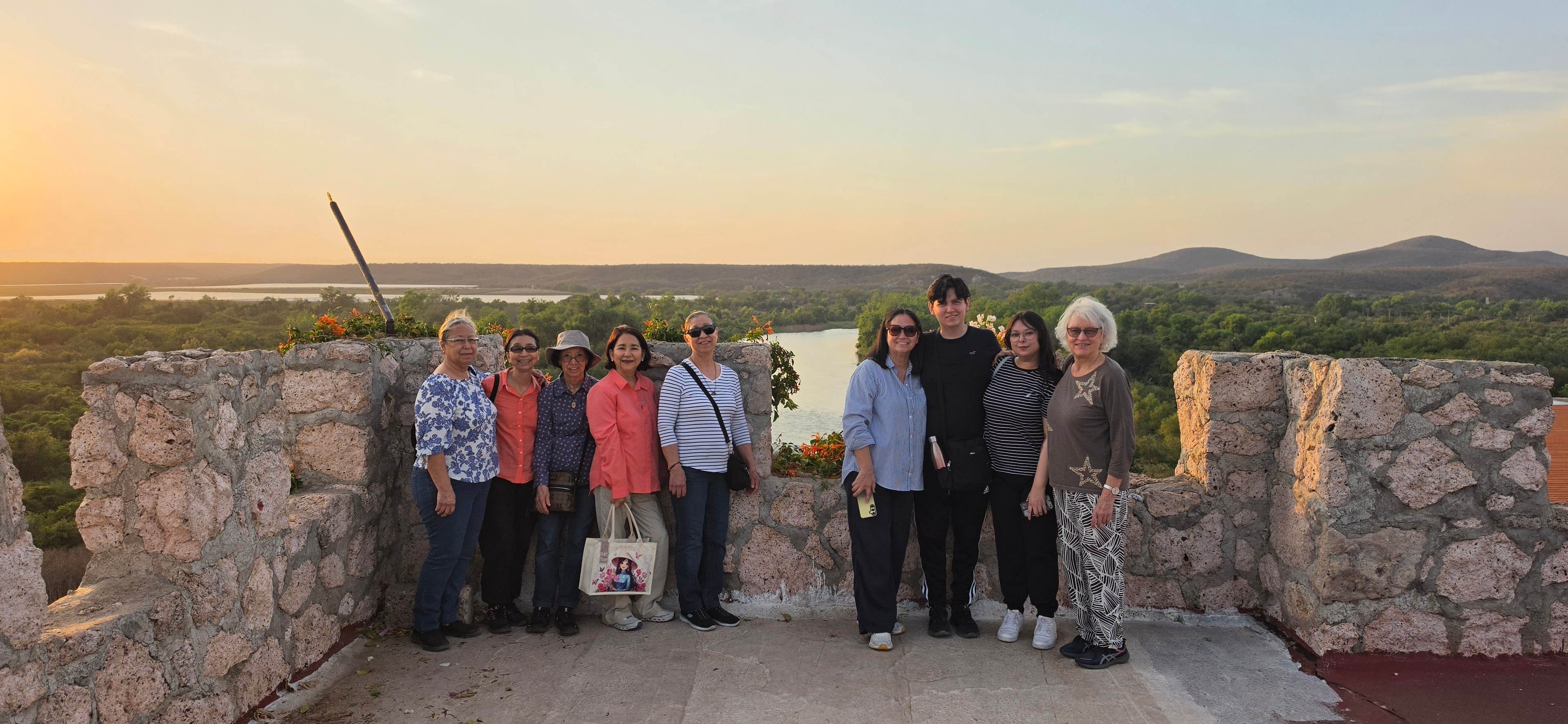 Grupo en el mirador con vista al río al atardecer
