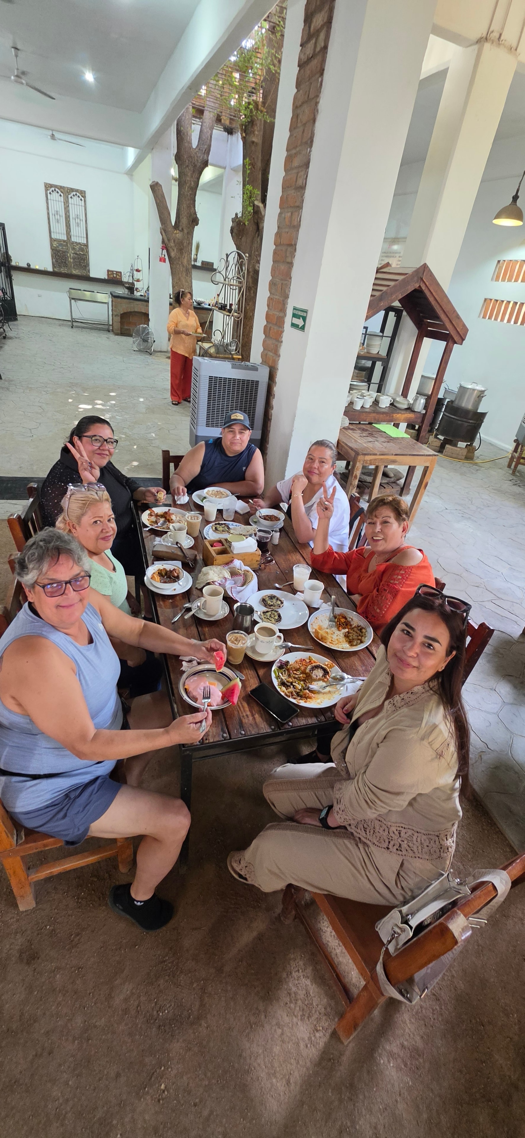 Grupo disfrutando la gastronomía local en restaurante
