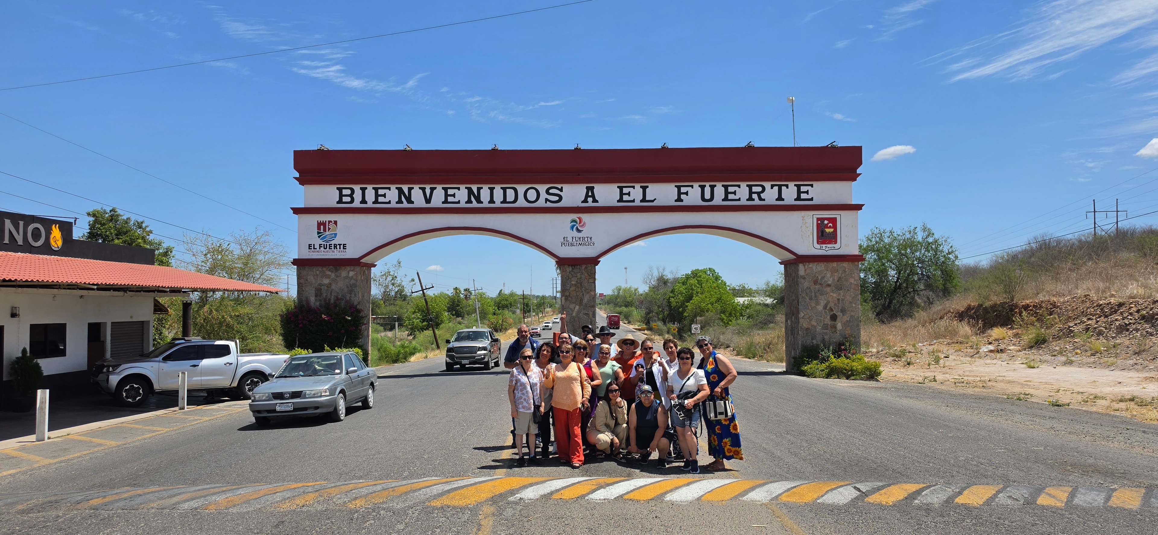 Grupo bajo el arco de Bienvenidos a El Fuerte, Pueblo Mágico