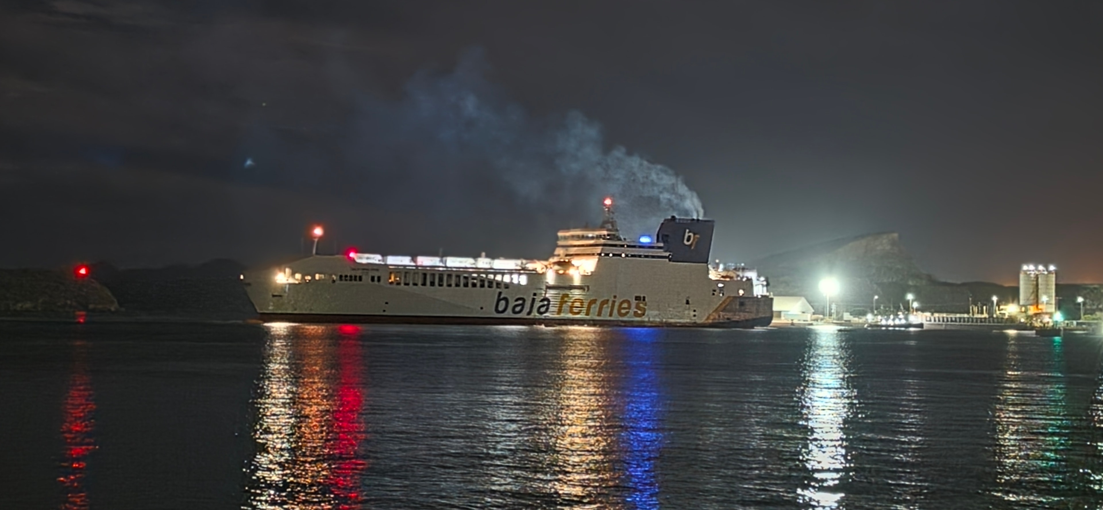 Ferry Baja Ferries en el puerto de Topolobampo de noche