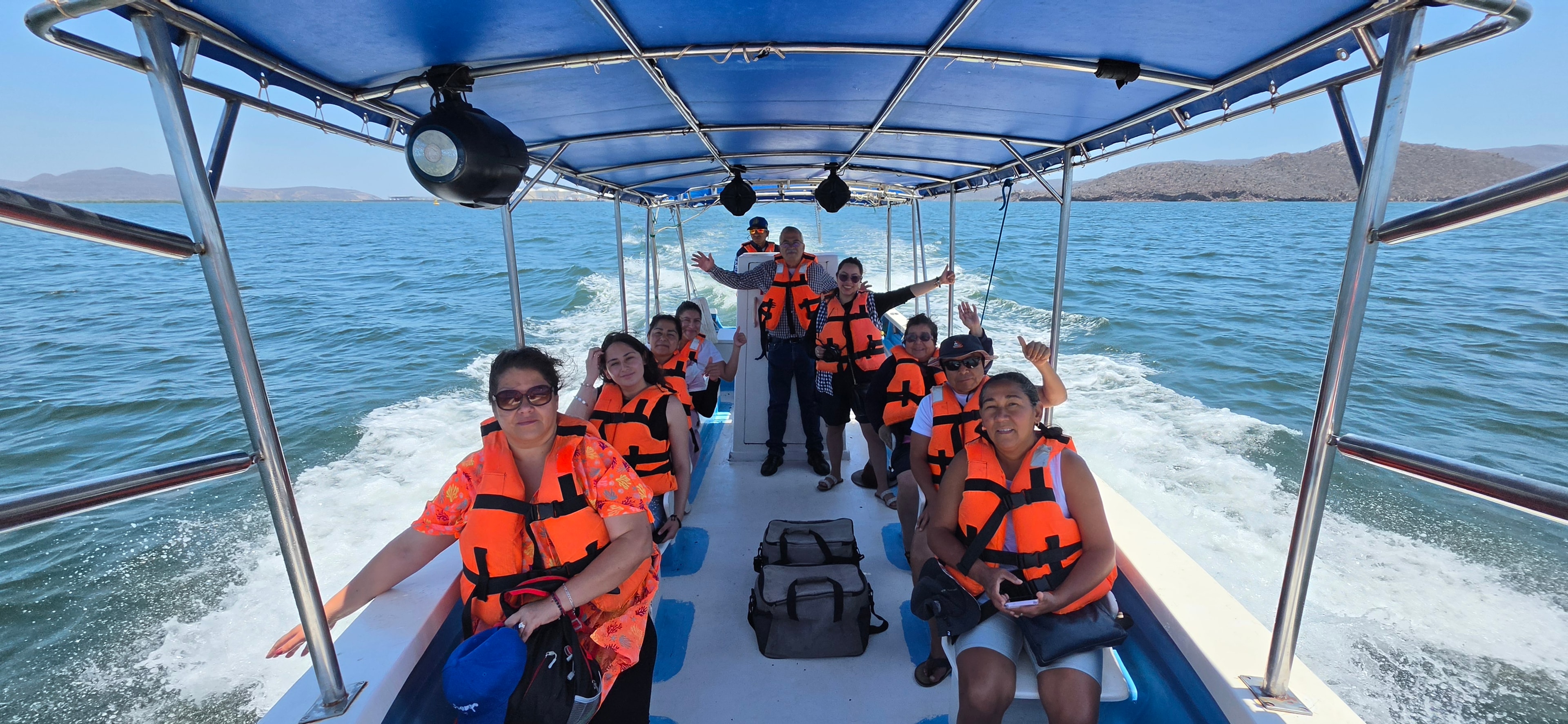 Grupo en lancha con chalecos salvavidas - Bahía de Topolobampo