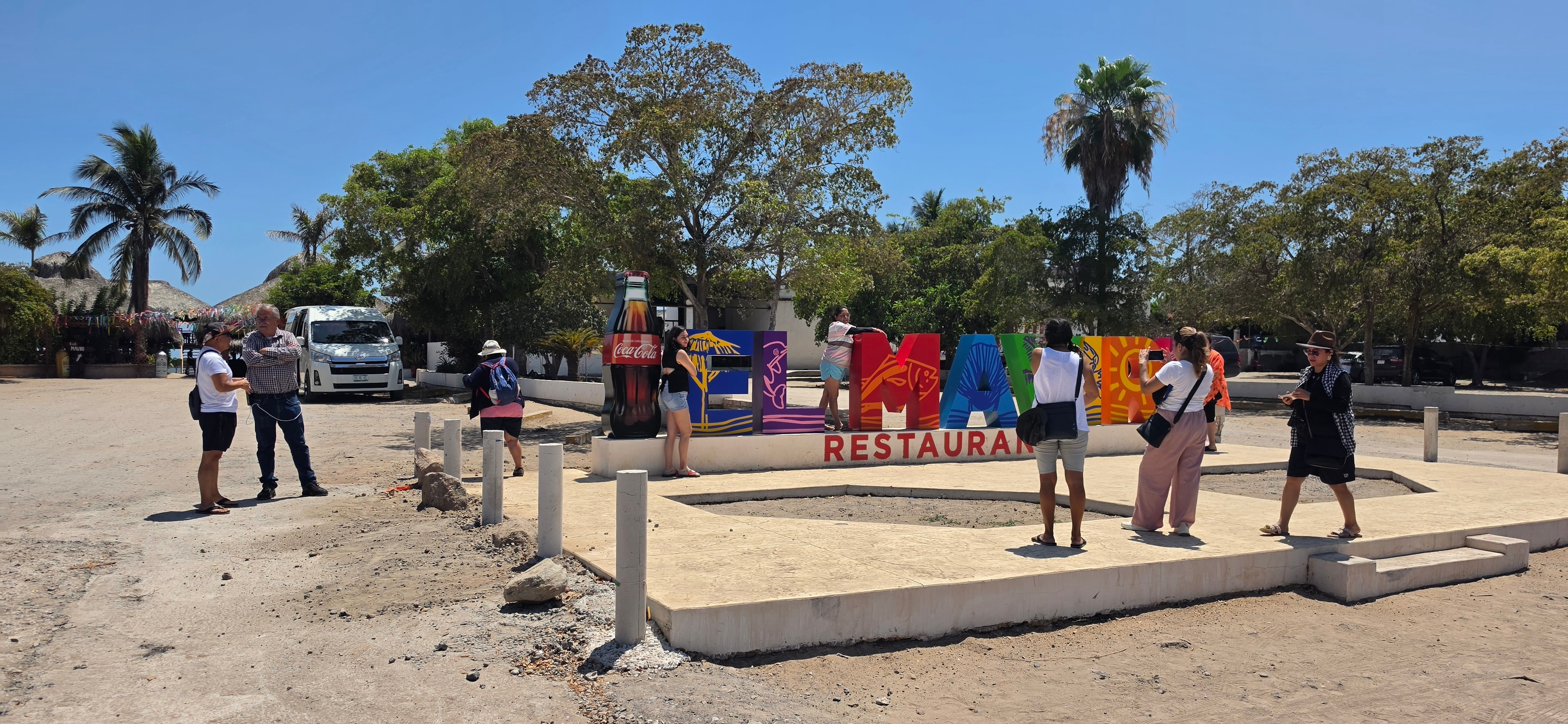 Turistas en las letras del Restaurante El Maviri