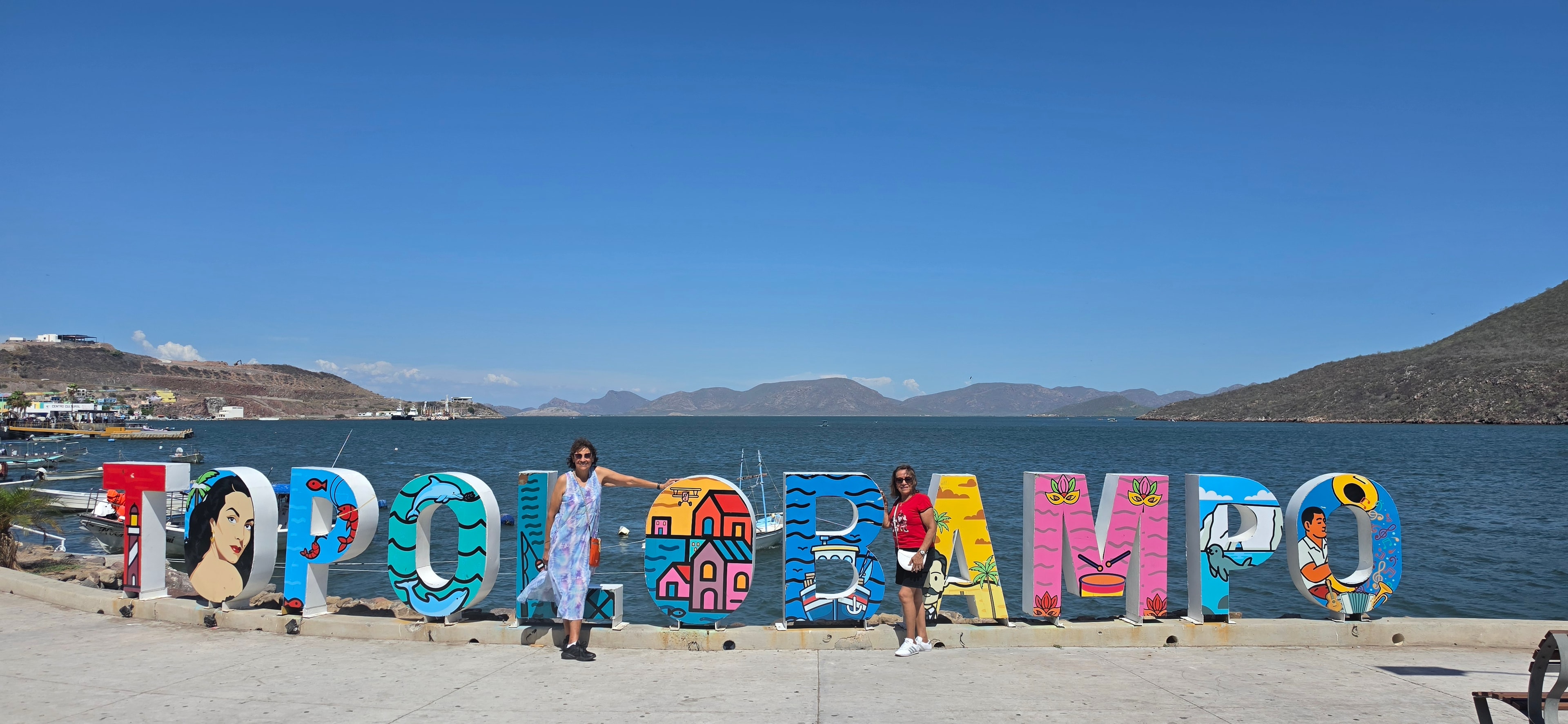 Turistas en las letras de Topolobampo frente a la bahía